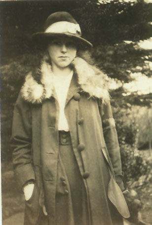 1st pic we have of Amy Bradford in a hat